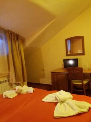 Отель Pirina Club Hotel Банско Двухместный номер эконом-класса в мансарде с 2 отдельными кроватями, без балкона-4
